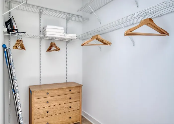 Loop 2br W Gym Playroom Pool Close To L Chi-960 Chicago